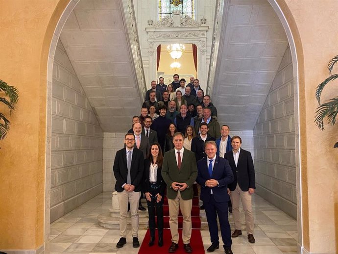 El alcalde Carlos García Carbayo, junto a los finalistas.