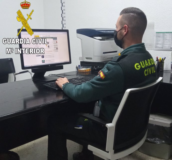 Archivo - Un agente de la Guardia Civil en tareas de investigación