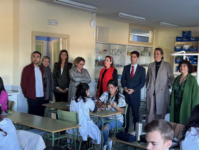 El consejero de Educación, Ciencia y Universidades, Emilio Viciana, durante su visita al instituto público San Juan de la Cruz, en el municipio de Pozuelo de Alarcón, este lunes 28 de octubre.