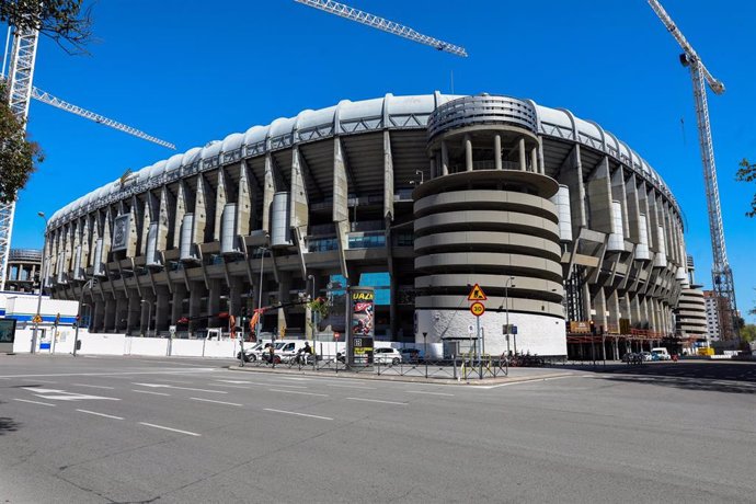 Archivo - Exterior del Estadio Santiago Bernabéu.