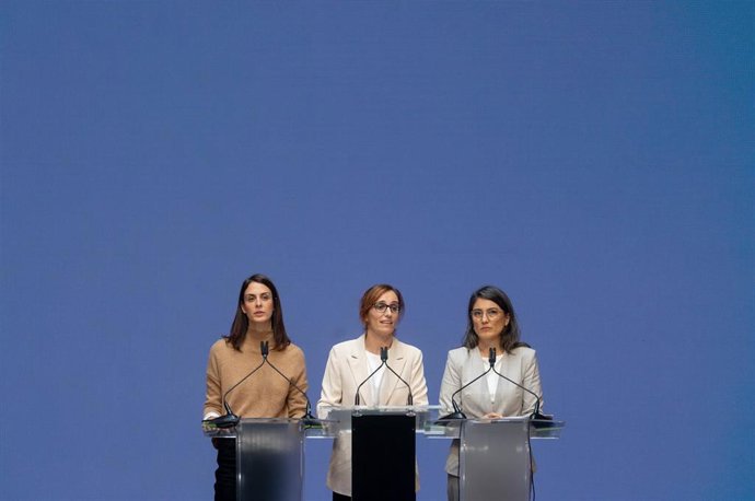 La coportavoz de Más Madrid Rita Maestre junto a Mónica García y Manueal Bergerot