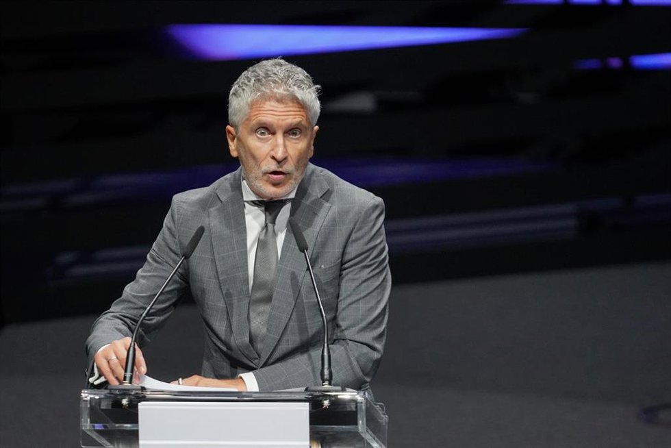 El ministro del Interior, Fernando Grande-Marlaska, interviene durante la inauguración de la Conferencia Internacional de Naciones Unidas sobre víctimas del terrorismo, en el Palacio de Congresos de Europa, a 8 de octubre de 2024, en Vitoria-Gasteiz, Ál