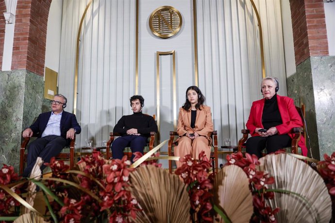 Archivo - Familiares de la activista iraní Narges Mohammadi durante la ceremonia de entrega del Premio Nobel de la Paz 2023 en Oslo, Noruega (archivo)