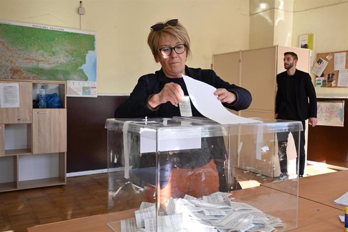 Una mujer vota en las elecciones parlamentarias de Bulgaria, en un colegio electoral de Sofía