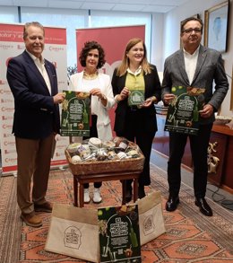 El presidente de la Cámara de Comercio, Felix Baragaño, la presidenta de la Unión de Comerciantes, Sara Menéndez, la directora general de Agricultura, Agroindustria y Desarrollo Rural, Begoña López, y el director general de Comercio, Julio González Zapico