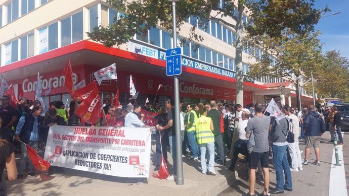 Concentración de los trabajadores del transporte de pasajeros de Baleares frente a la sede de la FEBT durante la jornada de huelga.