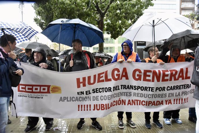 Manifestantes del sindicato UGT Catalunya, durante una marcha por la huelga de los conductores de autobús, hasta el Foment del Treball, a 28 de octubre de 2024, en Barcelona, Cataluña (España). Más de 80.000 conductores de autobuses urbanos, interurbanos 