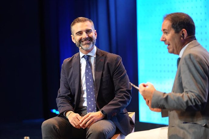 El consejero de Agricultura, Pesca, Agua y Desarrollo Rural, Ramón Fernández-Pacheco, durante su participación en el foro Dialogando.