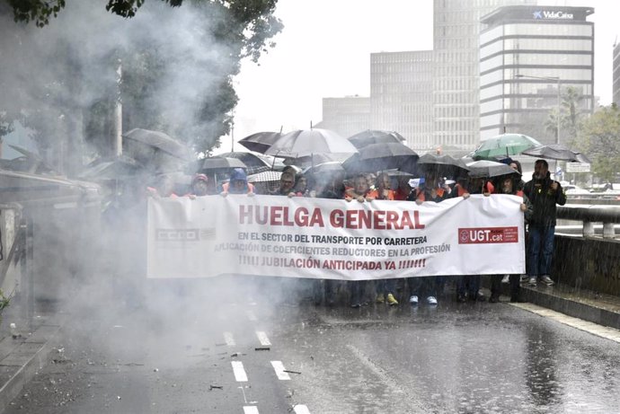 Manifestantes del sindicato UGT Catalunya, durante una marcha por la huelga de los conductores de autobús, hasta el Foment del Treball, a 28 de octubre de 2024, en Barcelona, Cataluña (España).