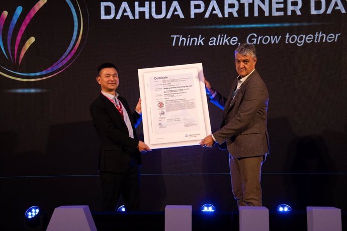 Kevin Chen, President of Dahua WEU, receiving the CC EAL 3+ Certificate from Xavier Vilarrubla, CEO of Brightsight