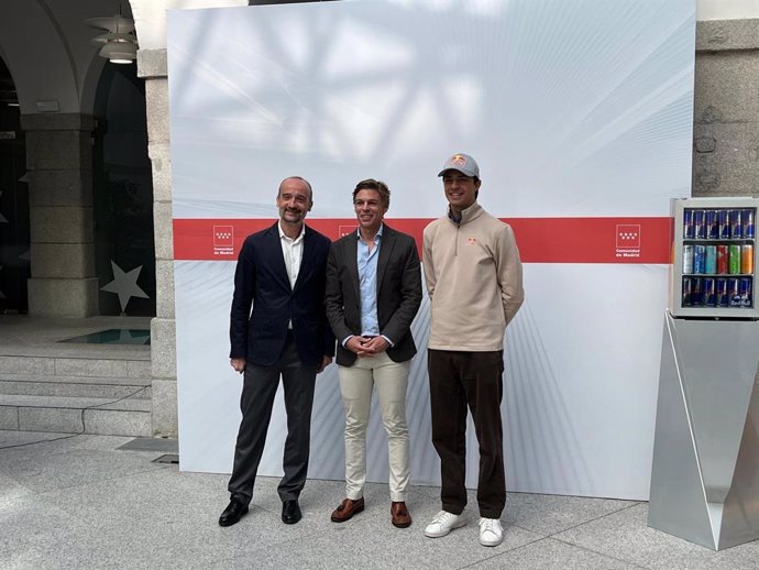 El piloto español de Fórmula 2 Pepe Martí, junto al director general de Deportes de la Comunidad de Madrid, Alberto Tomés, y vicepresidente de márketing de Octagon, Francesc Cruces, en la presentación del Red Bull Pit Lane 2024.