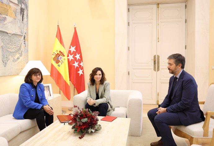 La presidenta de la Comunidad de Madrid, Isabel Díaz Ayuso(1i), recibe la memoria de actividades de la Fiscalía de Madrid en 2023, que le entrega la fiscal superior, Almudena Lastra(1d), en la Real Casa de Correos, a 28 de octubre de 2024, en Madrid 