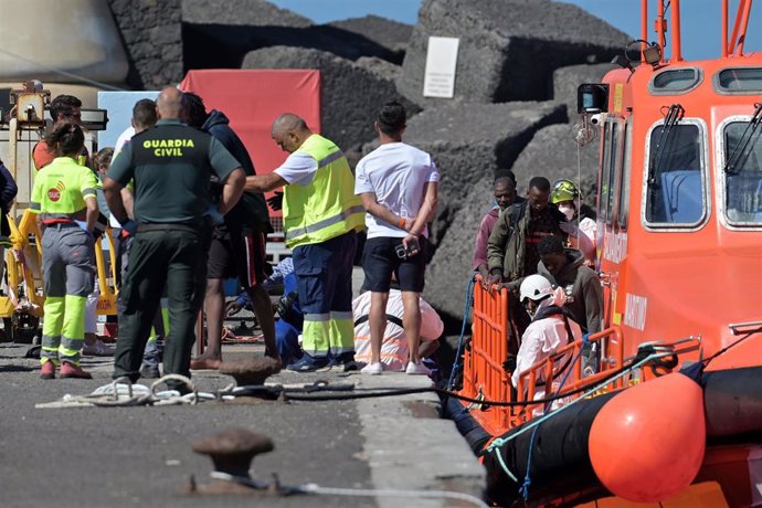 Los Servicios de Emergencias reciben a varios migrantes en el puerto de La Restinga, a 30 de septiembre de 2024, en El Hierro, Canarias (España). 