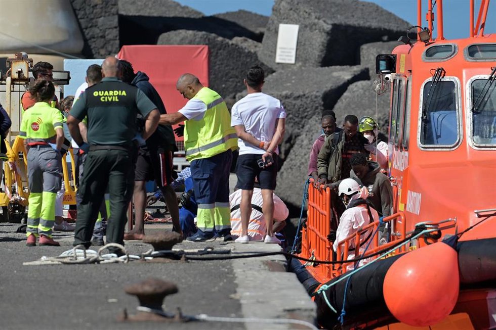 Los Servicios de Emergencias reciben a varios migrantes en el puerto de La Restinga, a 30 de septiembre de 2024, en El Hierro, Canarias (España). 