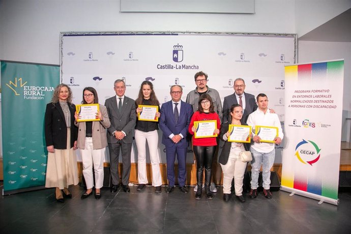 Entega de diplomas del curso de 'Digitalización y gestión documental' organizado tras el acuerdo entre Cecap, el Gobierno de C-LM y Eurocaja Rural.