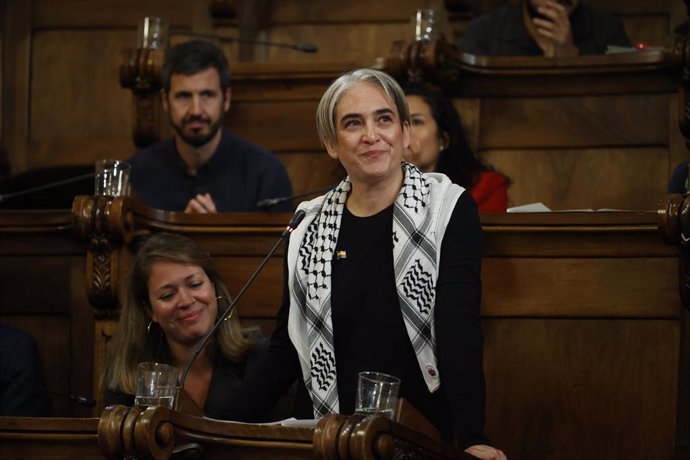 La exalcaldesa de Barcelona y líder de los Comuns en el Ayuntamiento, Ada Colau, durante su último pleno en el Ayuntamiento de Barcelona.