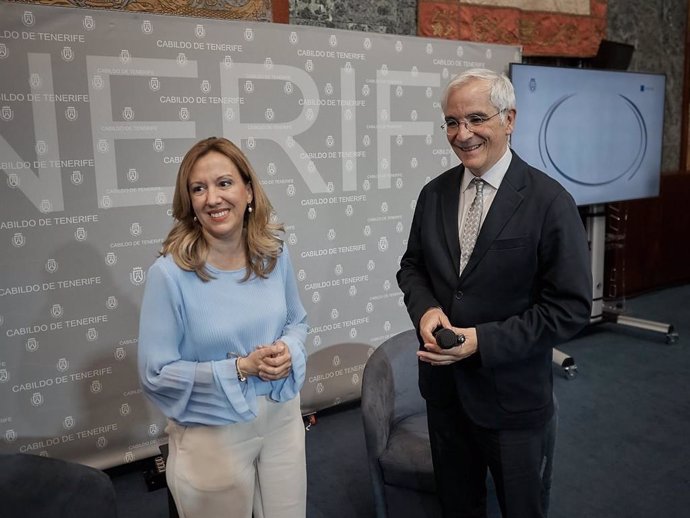 La presidenta del Cabildo de Tenerife, Rosa Dávila, junto al ingeniero José Romo