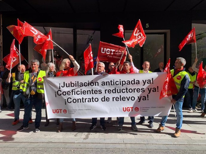 Imagen de la protesta ante la CEV en la jornada de la huelga de transporte de viajeros