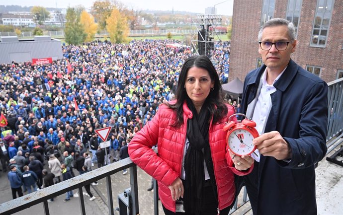 Daniela Cavallo, presidenta del comité de empresa general y del grupo Volkswagen AG, y Thorsten Groeger, negociador de IG Metall, en un acto del comité de empresa general de Volkswagen en la planta principal del fabricante.