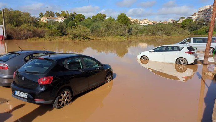 Coches afectados por el desbordamiento del torrente de Porto Cristo tras el paso de la DANA.