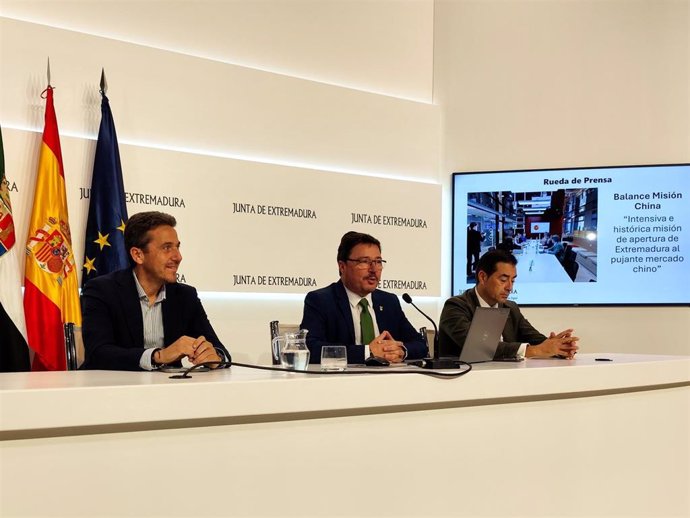 El consejero de Economía, Empleo y Transformación Digital, Guillermo Santamaría, en el centro, en la rueda de prensa de balance de la misión comercial a China.