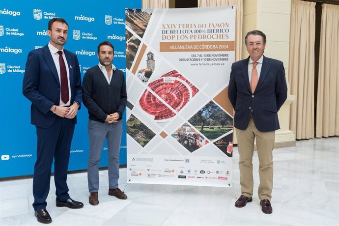 El concejal delegado de Turismo y Promoción de la Ciudad, Jacobo Florido, junto al alcalde de Villanueva de Córdoba, Isaac Reyes, y el presidente de la Denominación de Origen Protegida Los Pedroches, Antonio Jesús Torralbo