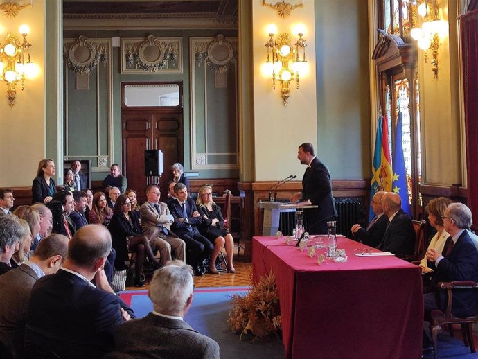 El presidente del Principado, Adrián Barbón, durante su intervención en el acto institucional por el 20 aniversario del Consejo Consultivo celebrado en la Junta General