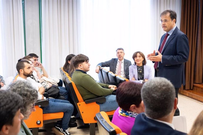 Encuentro del consejero de Salud del Gobierno Vasco, Alberto Martínez, con estudiantes de la Facultad de Medicina y Enfermería.