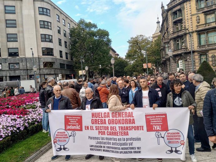 Concentración en Bilbao de CCOO y UGT por la jornada de huelga de transporte de pasajeros