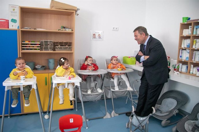 El presidente de C-LM, Emiliano García-Page, en la escuela infantil de San Carlos del Valle.