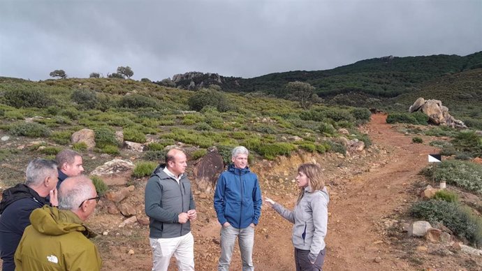 El delegado territorial Óscar Curtido en uno de los caminos forestales de Tarifa donde va a intervenir la Junta.