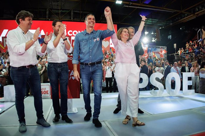 Archivo - El secretario general del PSOE y presidente del Gobierno, Pedro Sánchez, junto al secretario general del PSOE-M, Juan Lobato