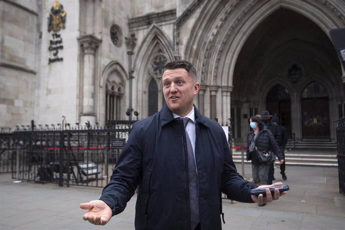 Archivo - Imagen de archivo del agitador ultranacionalista británico Stephen Yaxley-Lennon, conocido como 'Tommy Robinson', a la salida del juzgado, en Londres