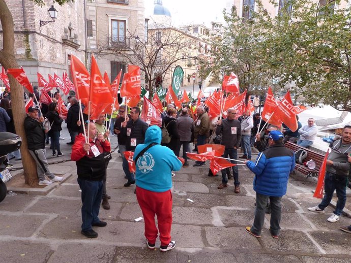 Concentración en la plaza de San Vicente de Toledo po la huelga de transporte de viajeros en CLM convocada por CCOO y UGT.