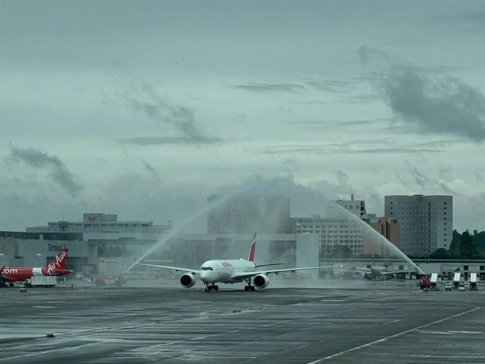 El vuelo de Iberia a su llegada al aeropuerto de Tokio-Narita durante el reestreno de la ruta.