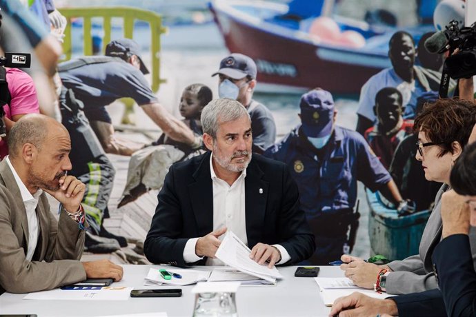 Archivo - (I-D) El viceconsejero de Presidencia de Canarias, Alfonso Cabello; el presidente de Canarias, Fernando Clavijo y la consejera de Bienestar Social, Igualdad, Juventud, Infancia y Familia, Candelaria Delgado, durante una reunión con ocho ONGS, en