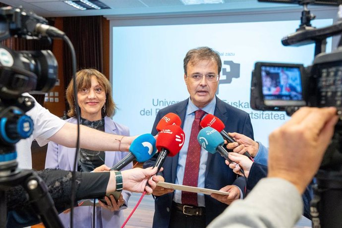 El consejero de Salud del Gobierno Vasco, Alberto Martínez, en declaraciones a los medios tras su visita al campus de Bizkaia de la UPV/EHU.