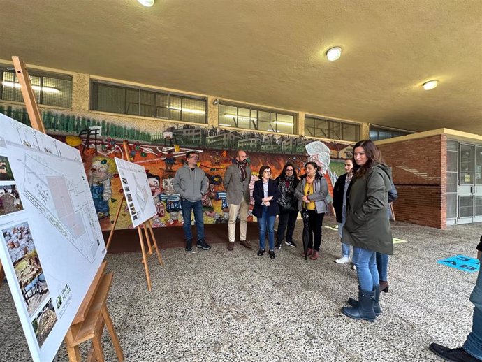 La consejera municipal de Medioambiente y Movilidad del Ayuntamiento de Zaragoza, Tatiana Gaudes, presenta la naturalización de los patios de recreo del CEIP José María Mir e Hispanidad