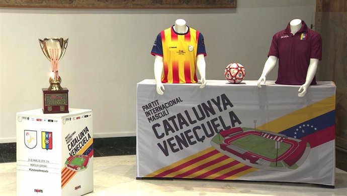 Archivo - Prearativos del partido entre  la  selección de futbol catalana y la selección venezolana. 