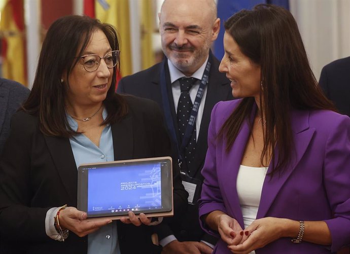 Archivo - La consellera de Hacienda, Ruth Merino, recibe a la presidenta de Les Corts, Llanos Massó, a quien hace entrega del proyecto de Ley de Presupuestos de la Generalitat para el año 2024