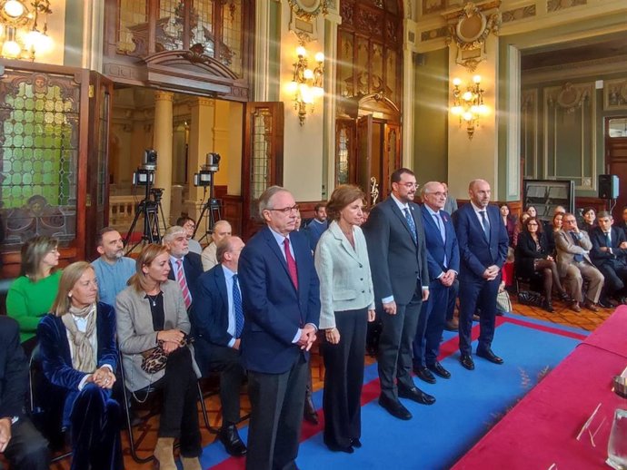 Bernardo Fernández, Begoña Sesma, Adrián Barbón, Benigno Pendás y Juan Cofiño durante el acto institucional celebrado en la Junta General para conmemorar el 20 aniversario del Consejo Consultivo