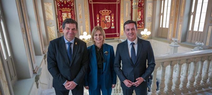 El presidente de la Diputación de Ciudad Real, Miguel Ángel Valverde; la presidenta de la FEMP, María José García-Pelayo; el presidente de la Diputación de Almería y presidente de la comisión, Javier Aureliano García.