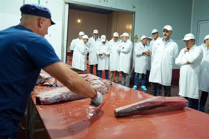 El consejero de Agricultura, Pesca, Agua y Desarrollo Rural, Ramón Fernández-Pacheco, durante su visita a las instalaciones de la conservera Usisa, en Isla Cristina (Huelva), este lunes.