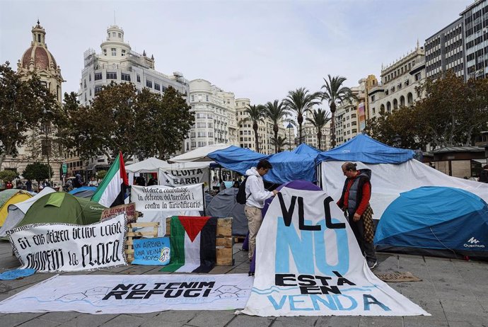 Acampada por una Vivienda Digna en la plaza del Ayuntamiento