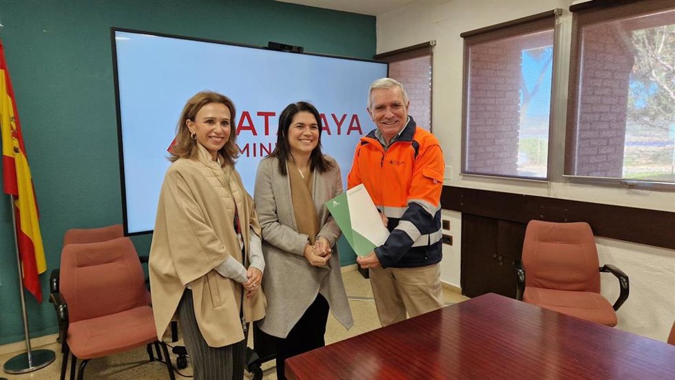 Entrega de la autorización de explotación parcial de la subestación eléctrica de la planta fotovoltaica de Atalaya Mining.