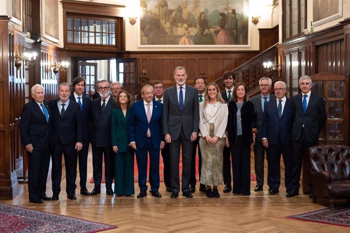 El Rey Felipe VI con los miembros de la Junta Directiva de la Sociedad Bilbaína con motivo del 185 aniversario de la asociación.