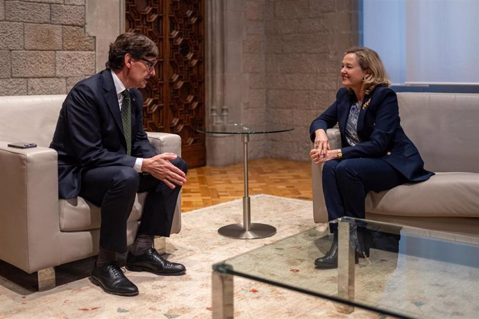 El presidente de la Generalitat, Salvador Illa, en la reunión de trabajo con la presidenta del Banco Europeo de Inversiones, Nadia Calviño, en el Palau de la Generalitat.