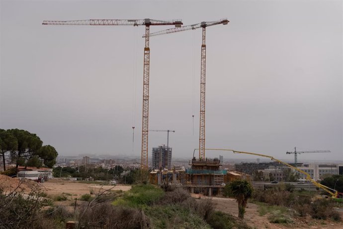 Archivo - Varios operarios trabajan en una zona en obras, a 8 de abril de 2024, en Barcelona, Catalunya (España). El valor medio de la vivienda, nueva y usada, en España ha subido entre enero y marzo de este año solo un 0,1% respecto al último trimestre d