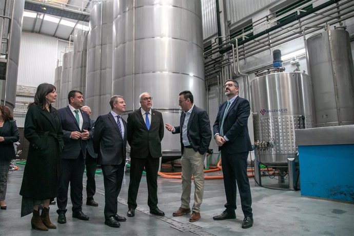 El presidente de C-LM, Emiliano García-Page, en Bodegas Yuntero.