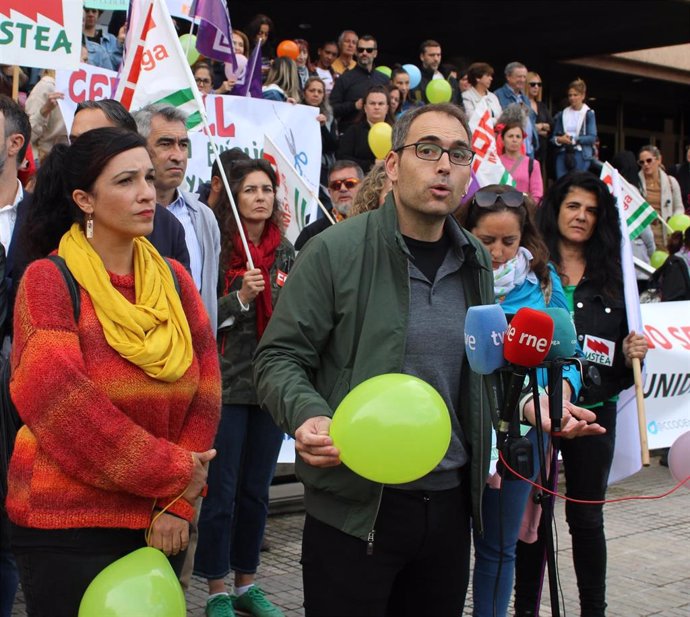 El coordinador general de Izquierda Unida Andalucía y diputado de Sumar en el Congreso, Toni Valero, atiende a los medios junto con la coordinadora provincial de Izquierda Unida Málaga, Toni Morillas